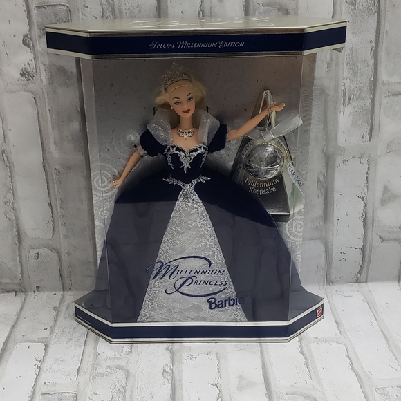 Collector's Millennium Princess Barbie - Picture 4 of 8